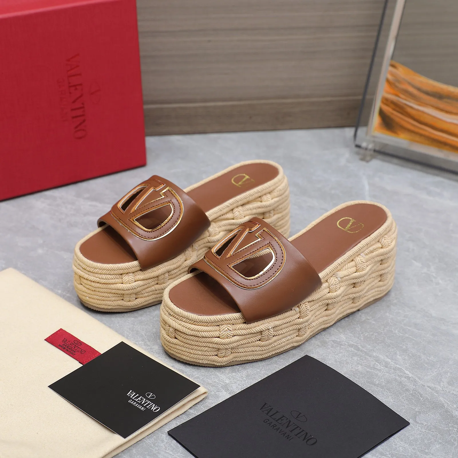 👟👟Ex-factory price 640👟👟The highest version💯💯💯 2024 early spring counter catwalk style updated simultaneously 💗Valentino💗Valentino Wedge hemp rope bottom slippers/follow-up sandals series ——————————Top version Super creative craft design highlights the brand’s unique style, luxury fashion and highly recognizable Exquisite round head, perfect side arc, extremely pure taste, ladylike temperament and full of femininity‼ ️ Upper: Made of imported cowhide. Lining: Made of mixed sheepskin. Italian imported cowhide outsole. Wedge heel back height: 8.5CM. Front height: 5.5CM. Code number: 35-41 (41 customized)